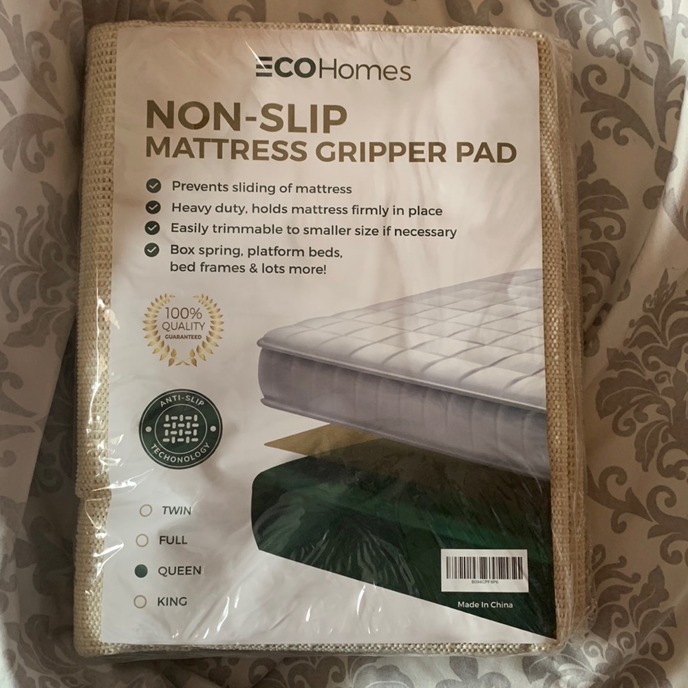 { NON-SLIP MATTRESS GRIPPER PAD }